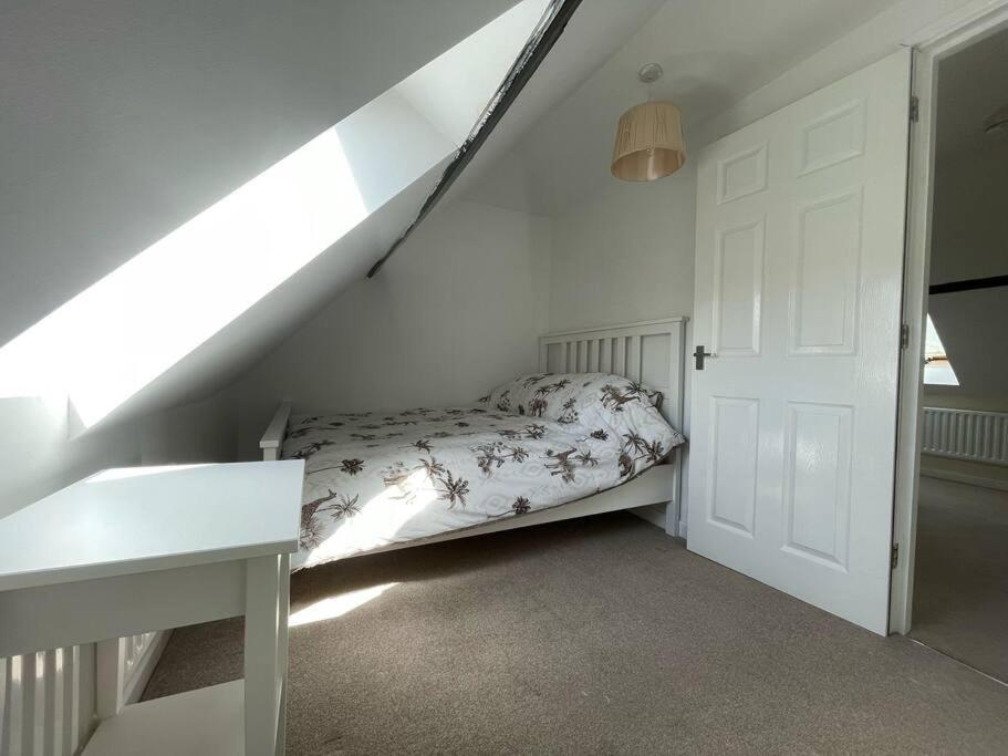 3-bed House Near Cathedral & Attractions * Salisbury